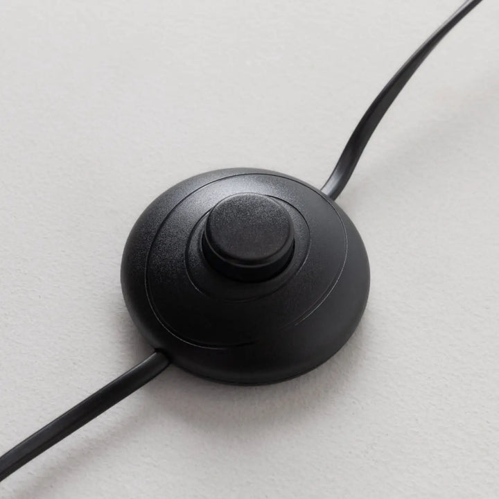 Interrupteur circulaire noir mat avec gestion de cordon intégré pour lampadaire trois globes en acier noir et verre opalin
