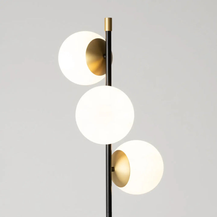 Lampadaire nostalgia trois globes en acier noir avec trois globes en verre opalin et accents en or brossé