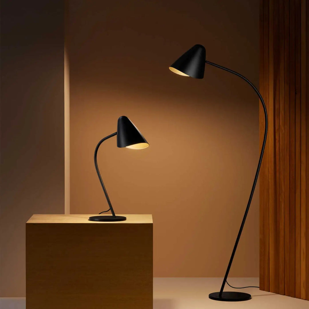 Lampadaire Organic noir mis en scène dans un intérieur