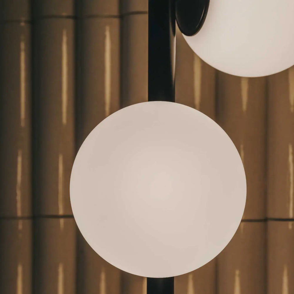 Lampadaire Perlina noir dans un intérieur