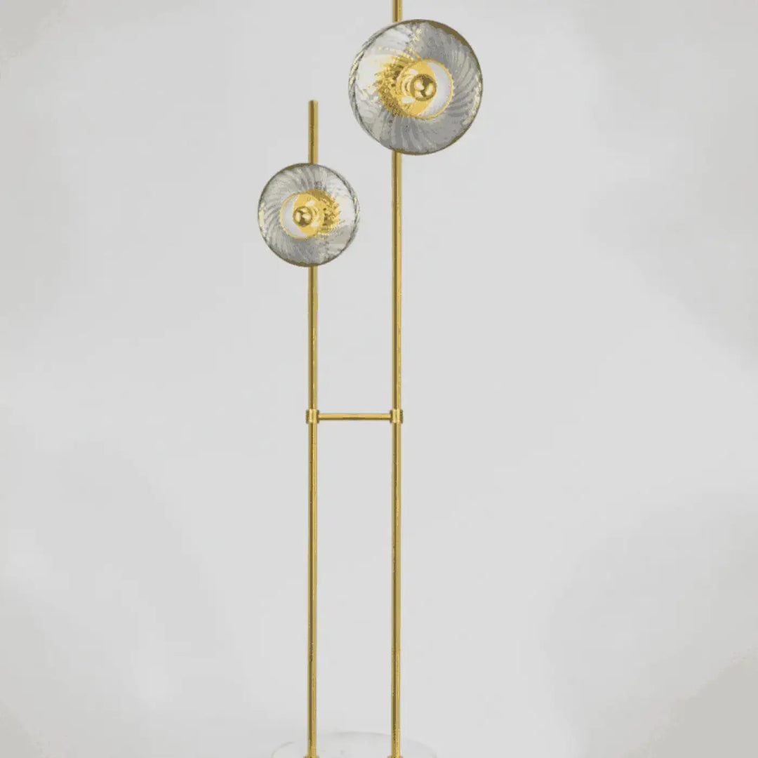Lampadaire roxanne moderne en laiton avec deux abat-jour en verre texturé transparent et centres dorés