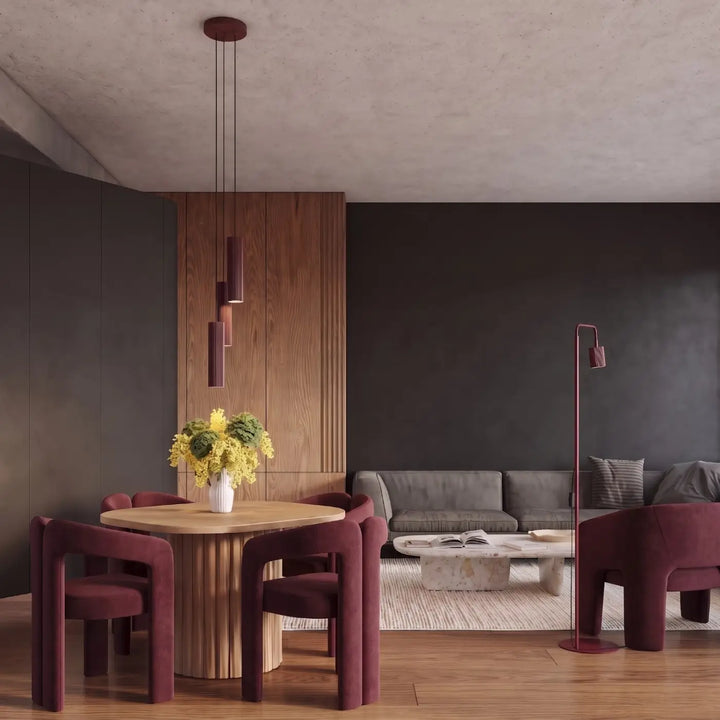 Lampadaire Rayo bordeaux à spot rainuré dans un salon