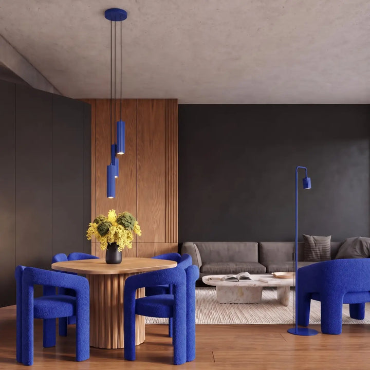 Lampadaire Rayo outremer à spot rainuré dans un salon