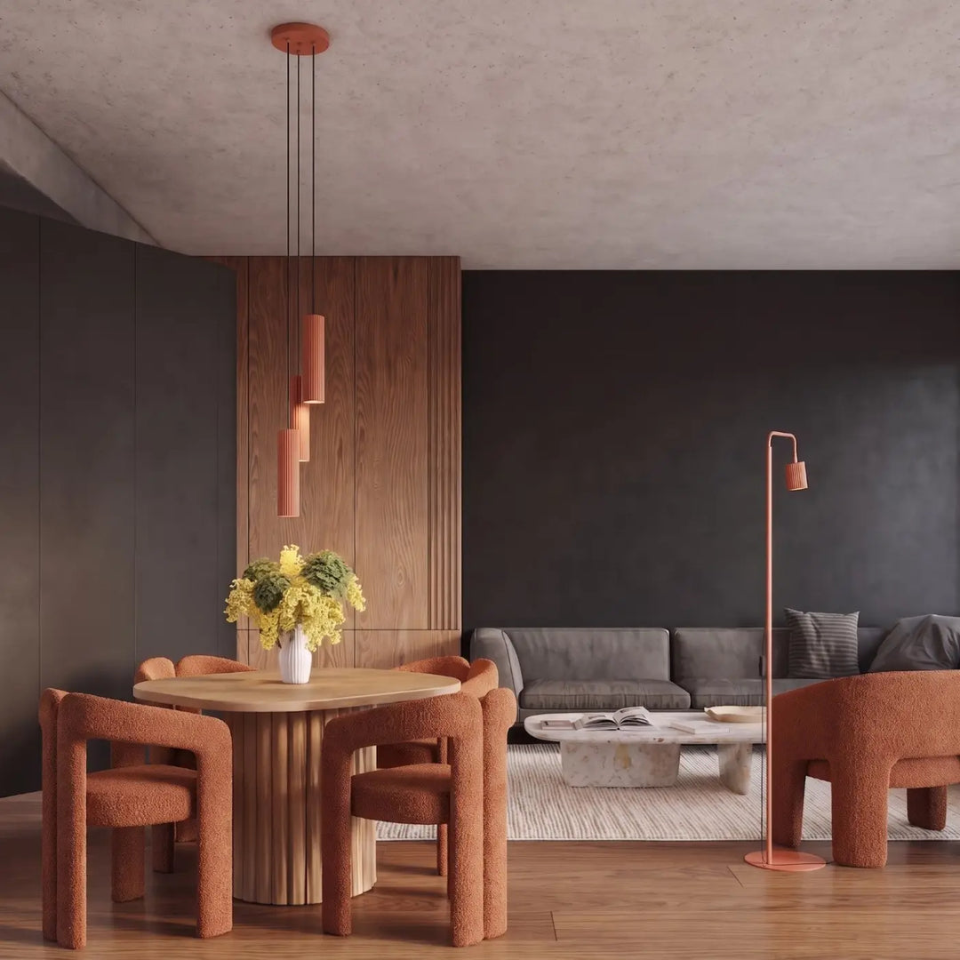 Lampadaire Rayo ocre rouge à spot rainuré dans un salon