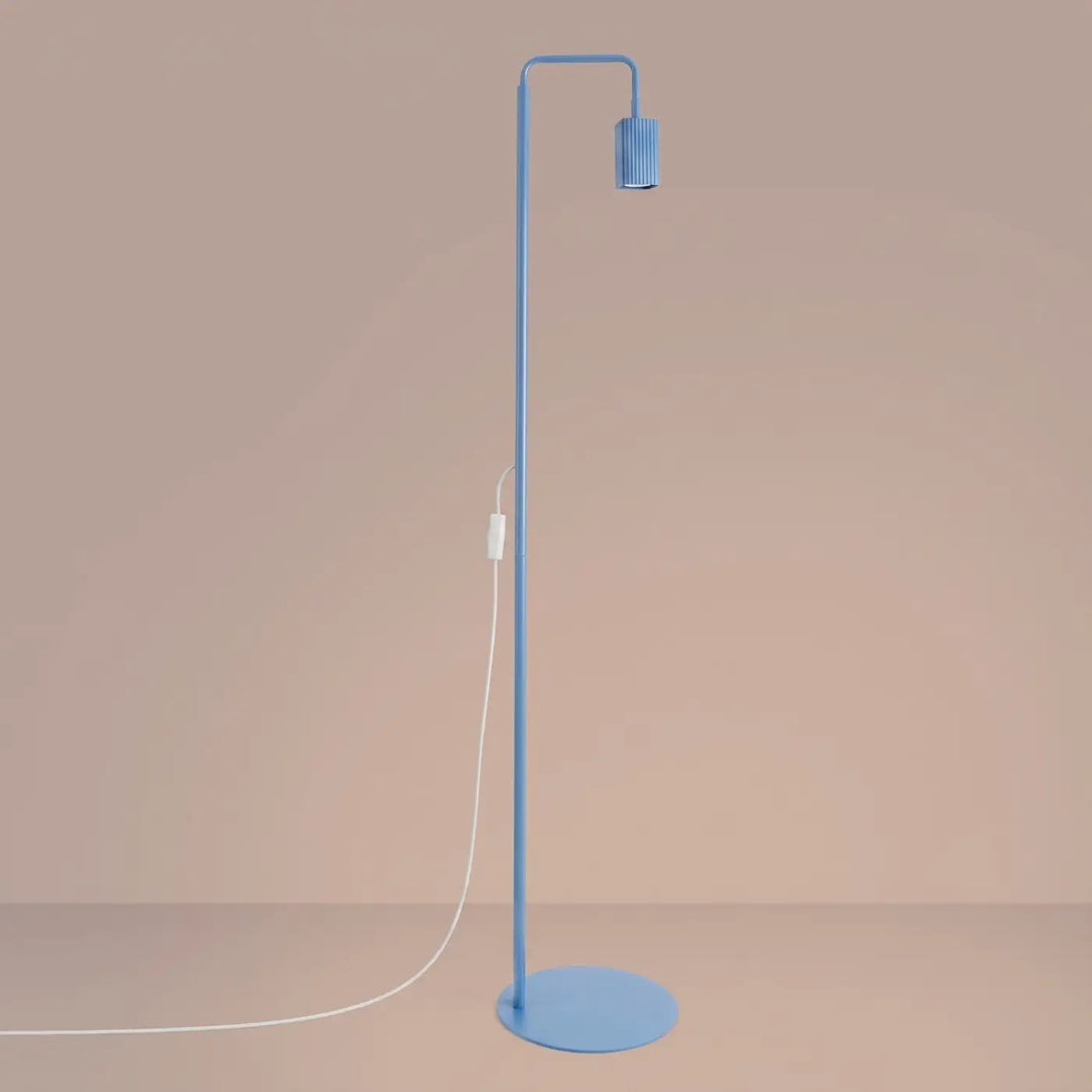 Lampadaire Rayo bleu azur à spot rainuré, allumé