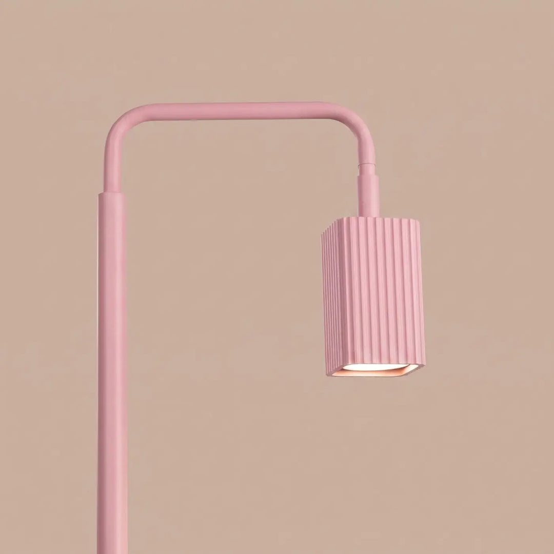 Lampadaire Rayo rose à spot rainuré, détail des cannelures