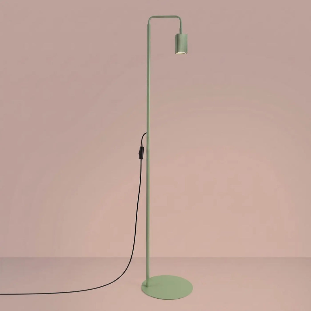 Lampadaire Rayo sauge à spot rainuré, allumé