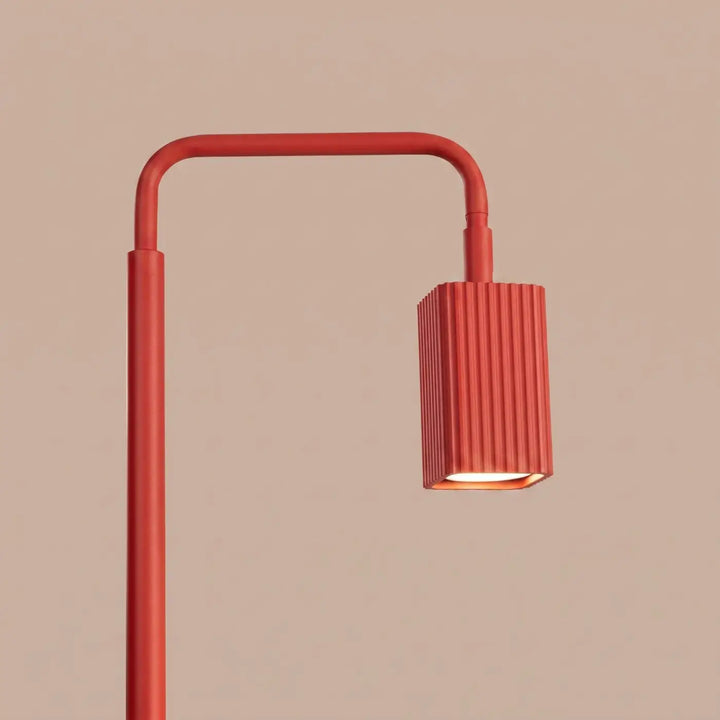 Lampadaire Rayo rouge à spot rainuré, détail des cannelures