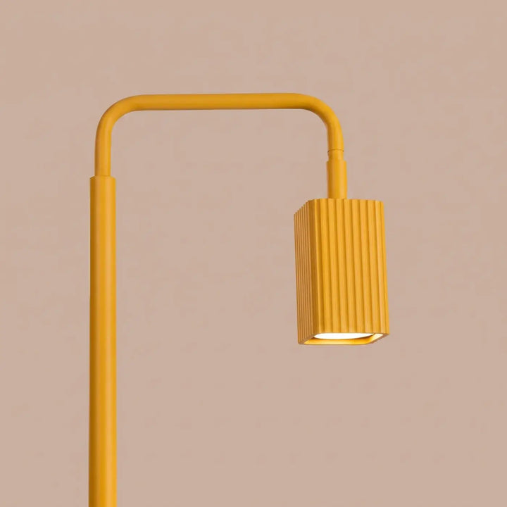 Lampadaire Rayo jaune à spot rainuré, détail des cannelures