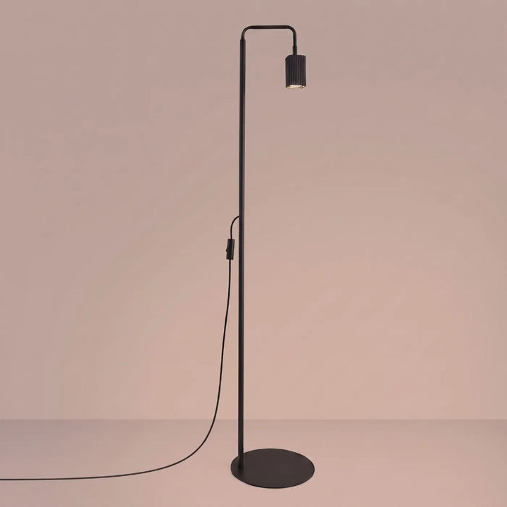 Lampadaire Rayo noir à spot rainuré, allumé