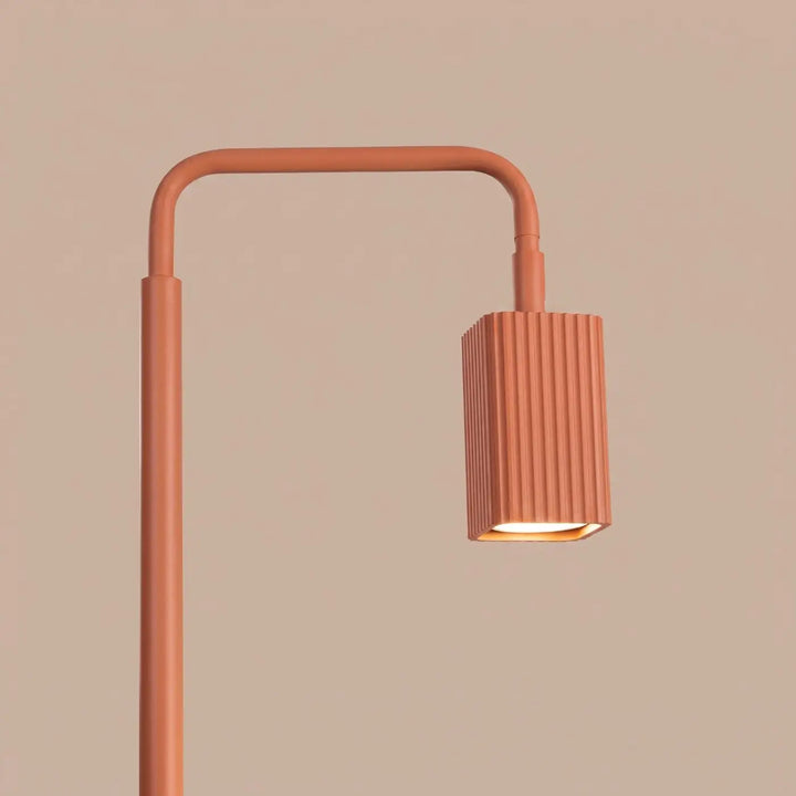 Lampadaire Rayo ocre rouge à spot rainuré, détail des cannelures