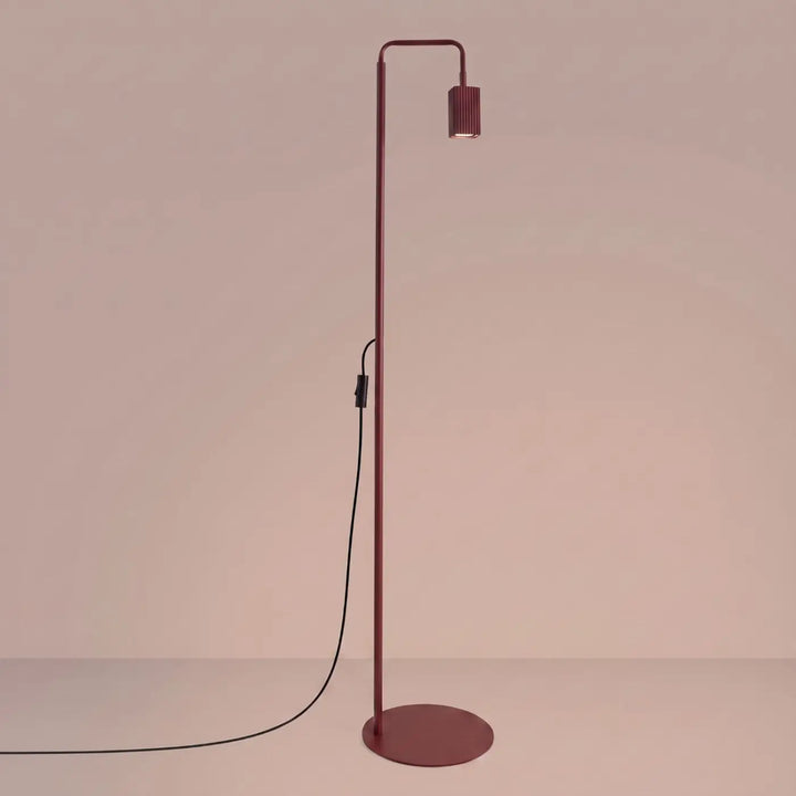 Lampadaire Rayo bordeaux à spot rainuré, allumé