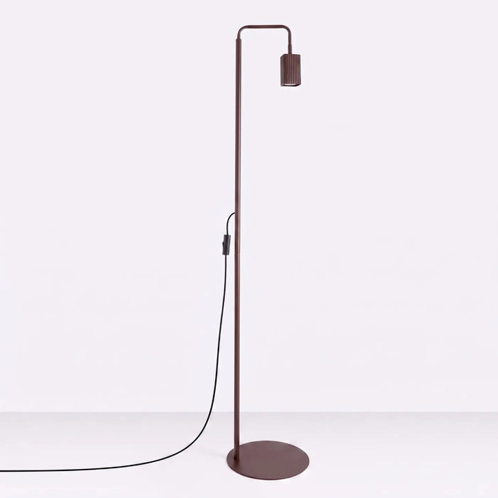 Lampadaire Rayo marron à spot rainuré, éteint