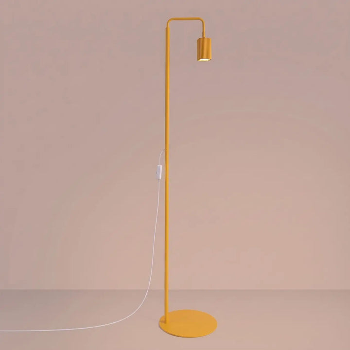 Lampadaire Rayo jaune à spot rainuré, allumé