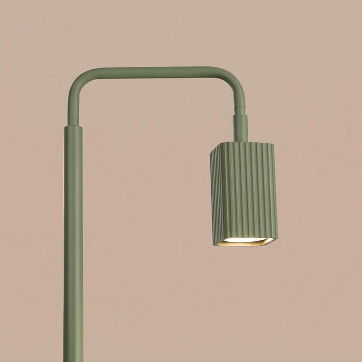 Lampadaire Rayo vert olive à spot rainuré, détail des cannelures