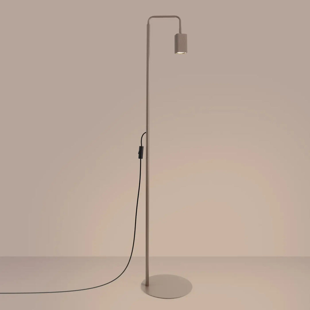 Lampadaire Rayo taupe à spot rainuré, allumé