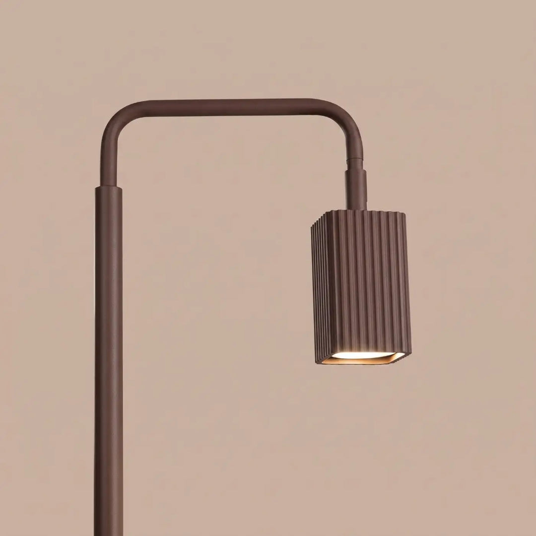 Lampadaire Rayo marron à spot rainuré, détail des cannelures