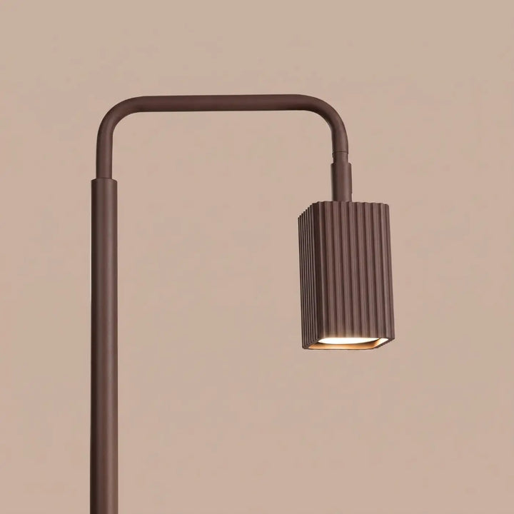 Lampadaire Rayo marron à spot rainuré, détail des cannelures
