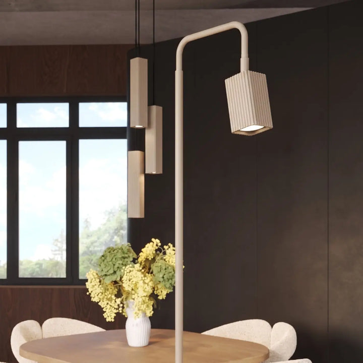 Lampadaire Rayo taupe à spot rainuré près d'une table à manger