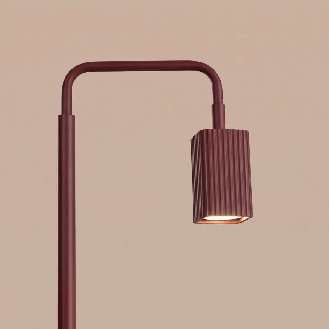 Lampadaire Rayo bordeaux à spot rainuré, détail des cannelures