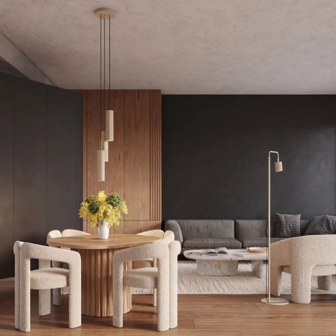 Lampadaire Rayo taupe à spot rainuré dans un salon