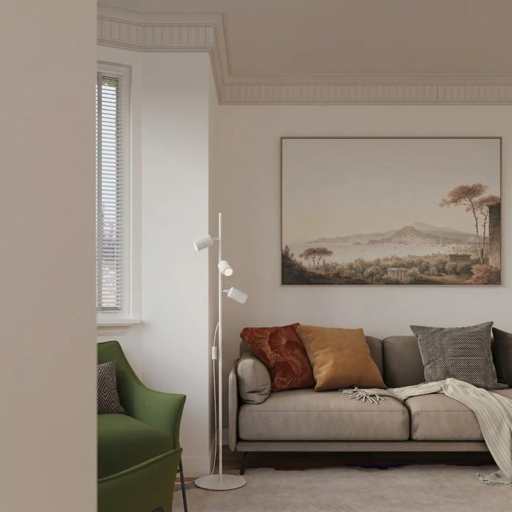Lampadaire blanc dans un salon