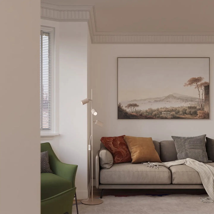 Lampadaire taupe dans un salon