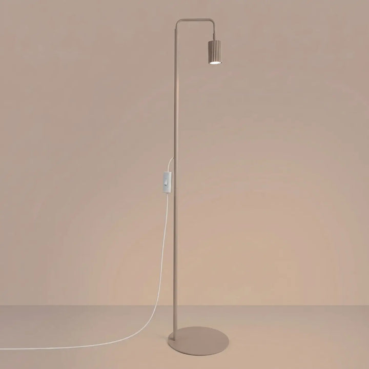 Lampadaire taupe allumé