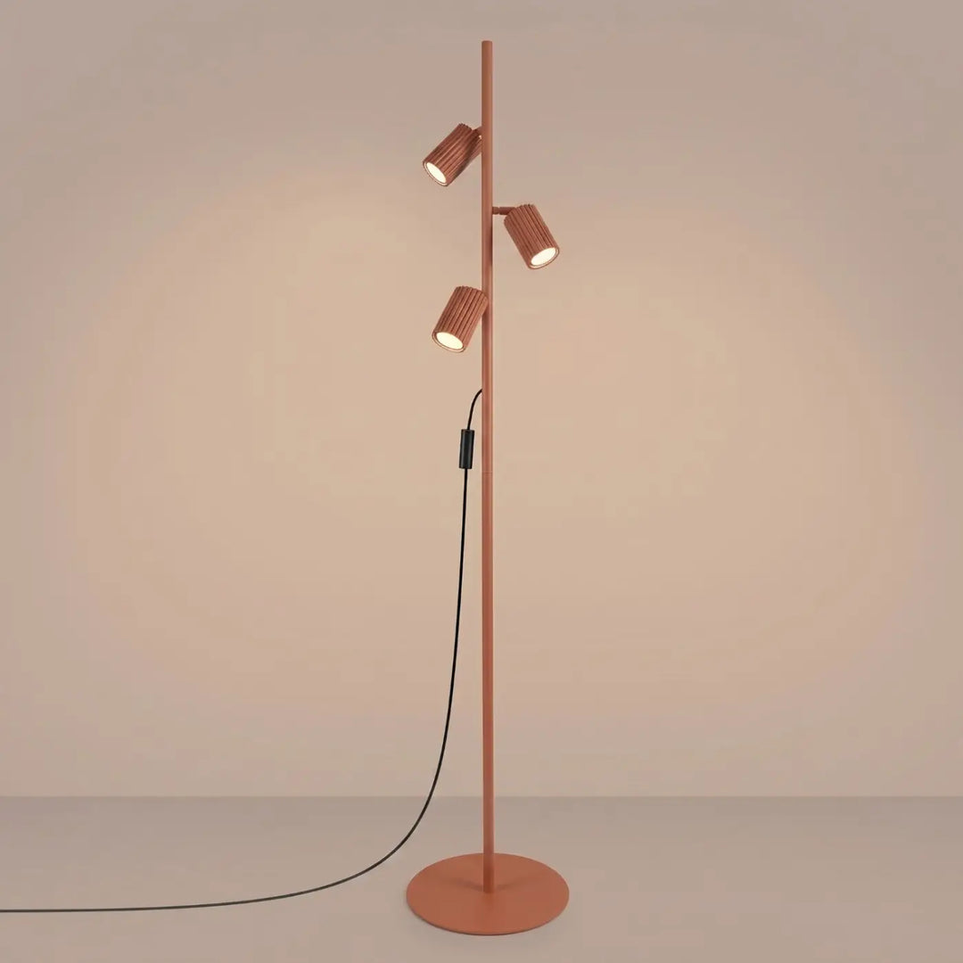 Lampadaire ocre rouge allumé