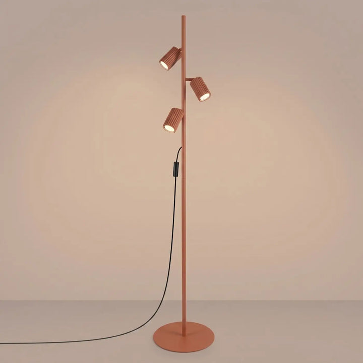 Lampadaire ocre rouge allumé
