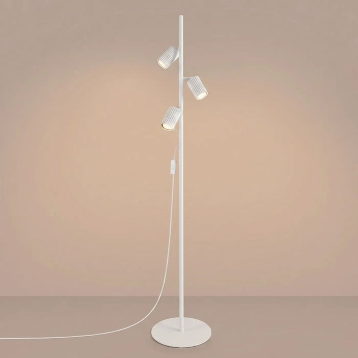 Lampadaire blanc allumé