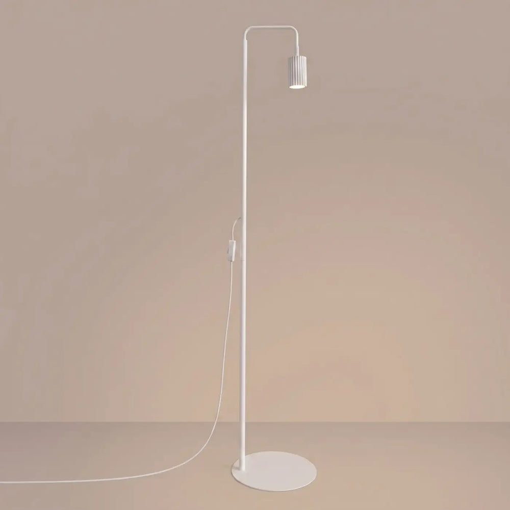 Lampadaire blanc allumé
