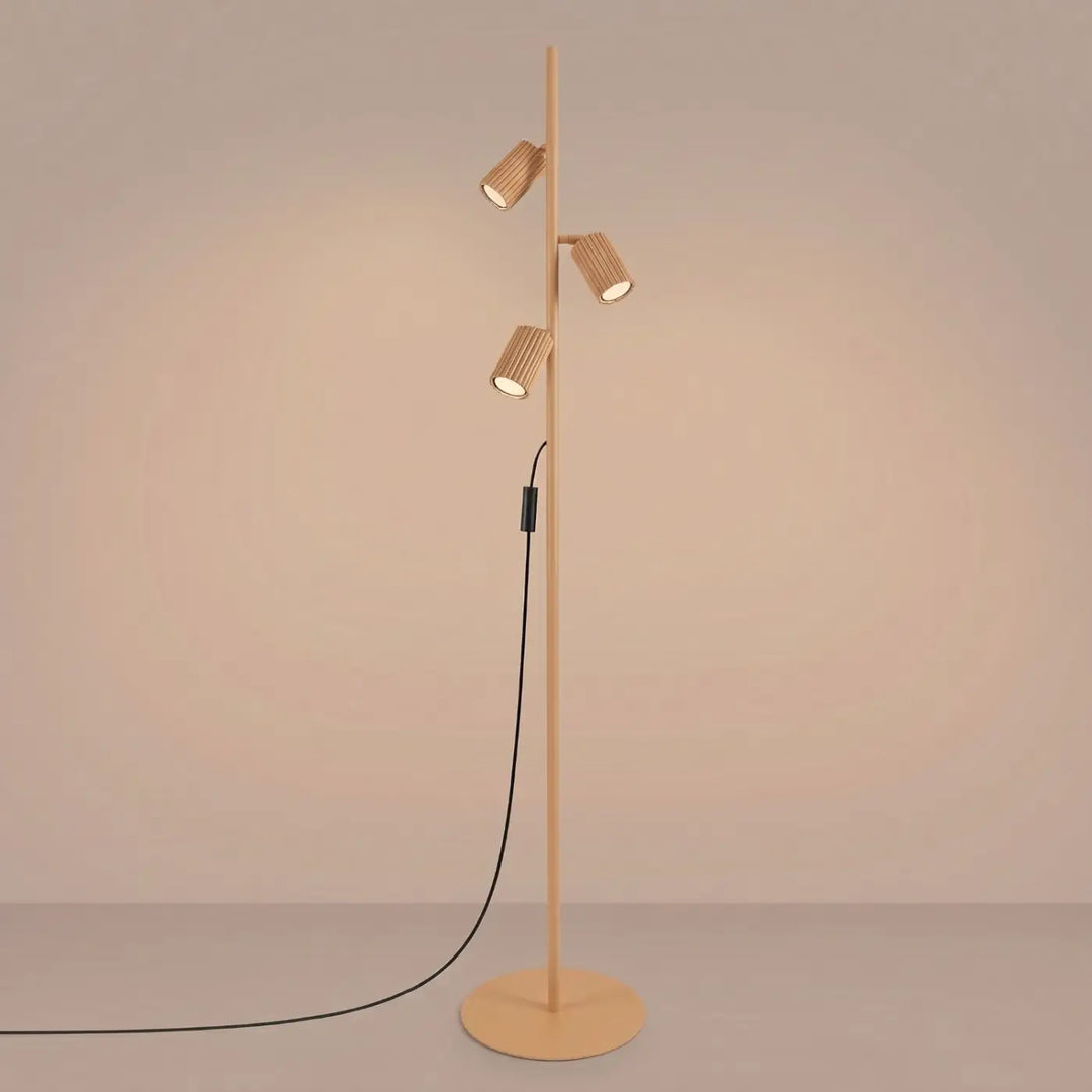 Lampadaire doré allumé
