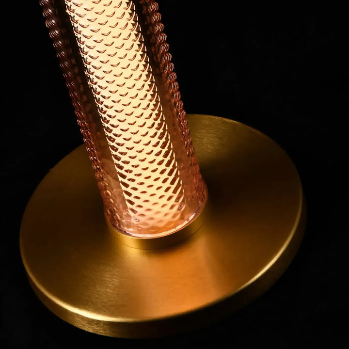 Lampadaire tiffany avec verre texturé aux tons chauds et base en laiton martelé rose spinelle
