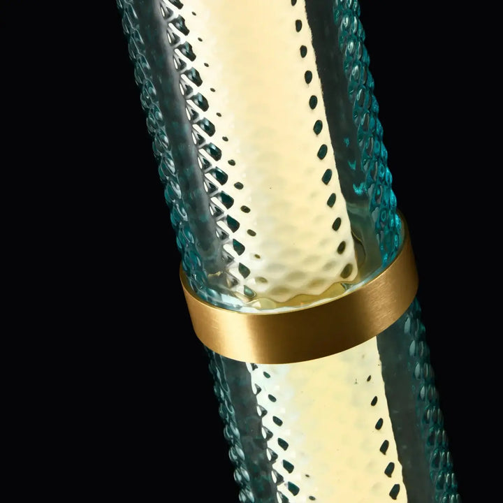 Lampadaire tiffany en verre teinté teal avec design perforé et bande métallique dorée orné de rose spinelle