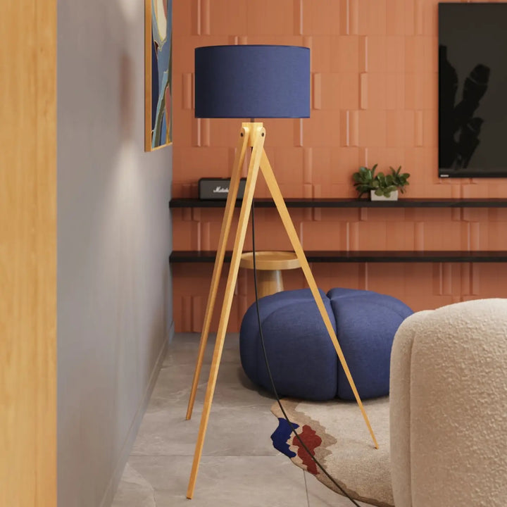 Lampadaire bleu marine/bois naturel vue rapprochée dans son décor