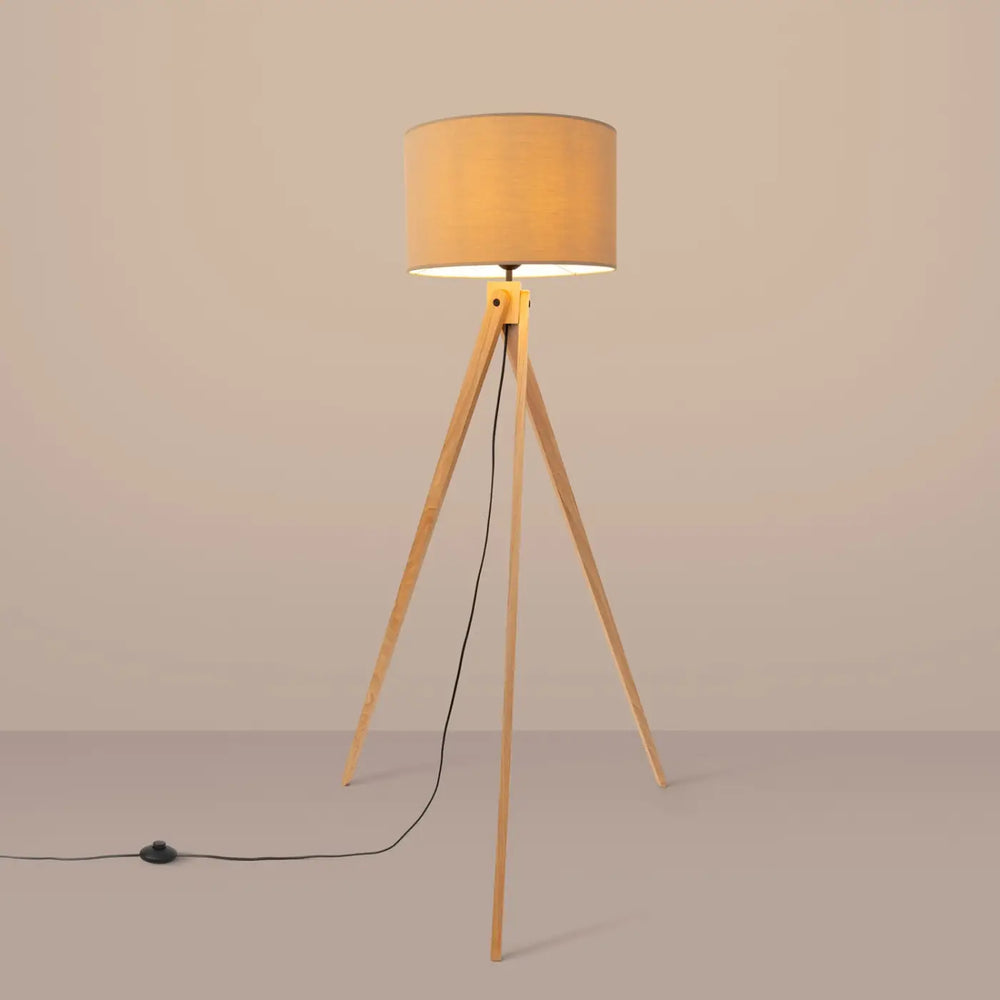 Lampadaire taupe/bois naturel allumé