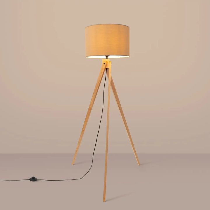 Lampadaire taupe/bois naturel allumé