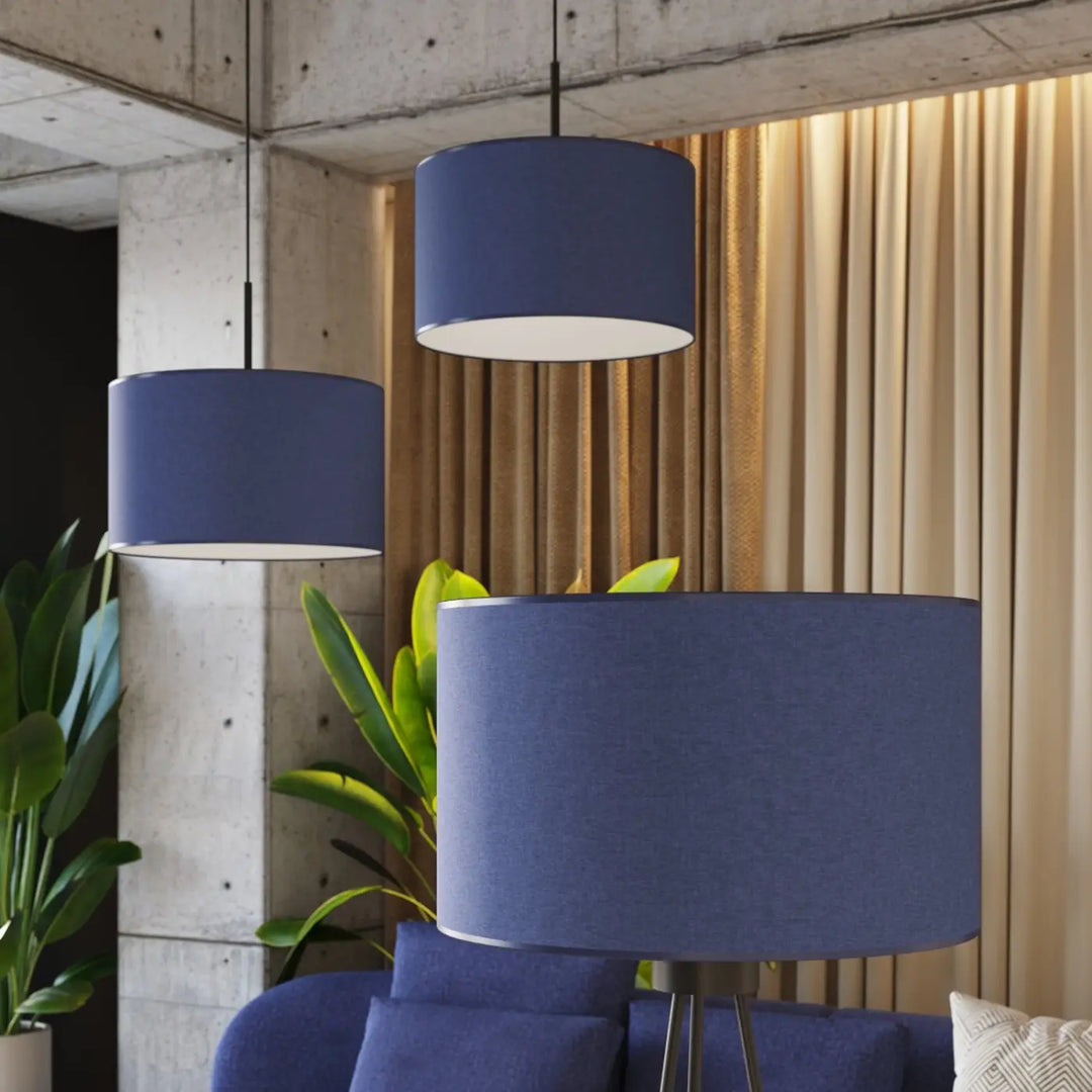 Lampadaire bleu marine/noir vue rapprochée dans son décor