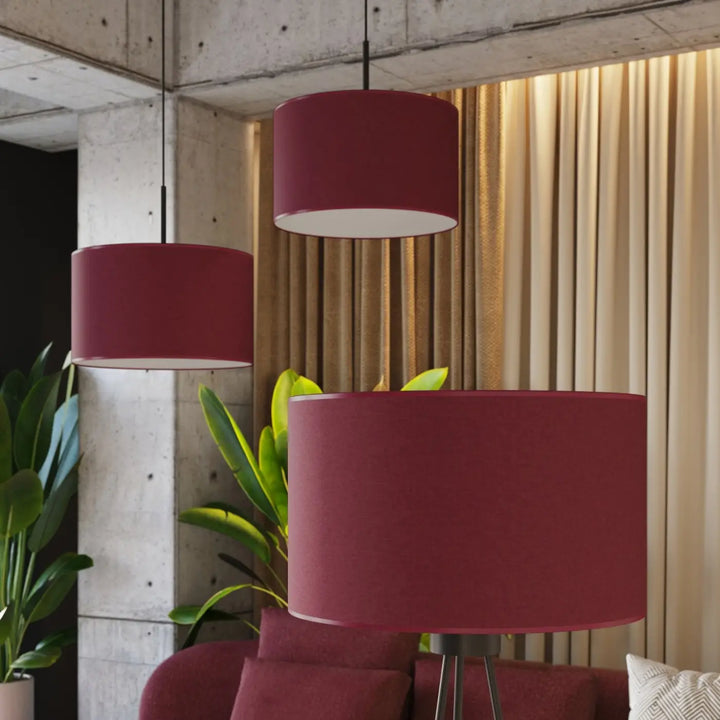 Lampadaire bordeaux/noir vue rapprochée dans son décor