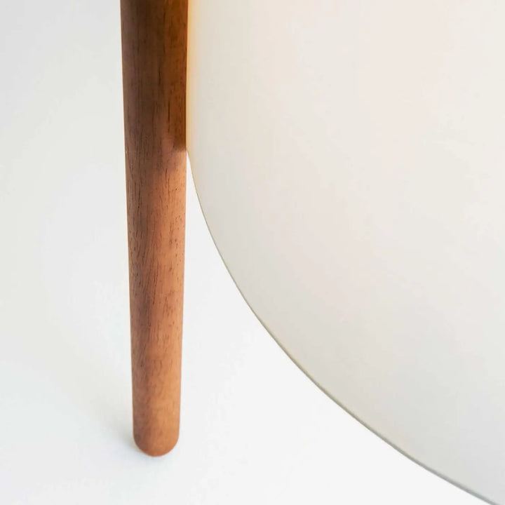 Détail du lampadaire Woody en bois et tissu