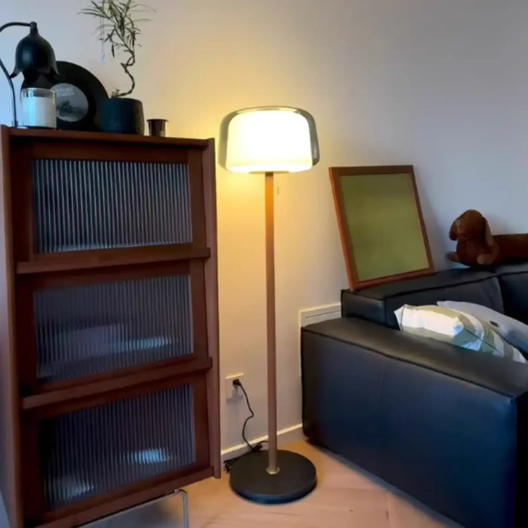 Lampadaire en verre transparent avec tige en bois naturel