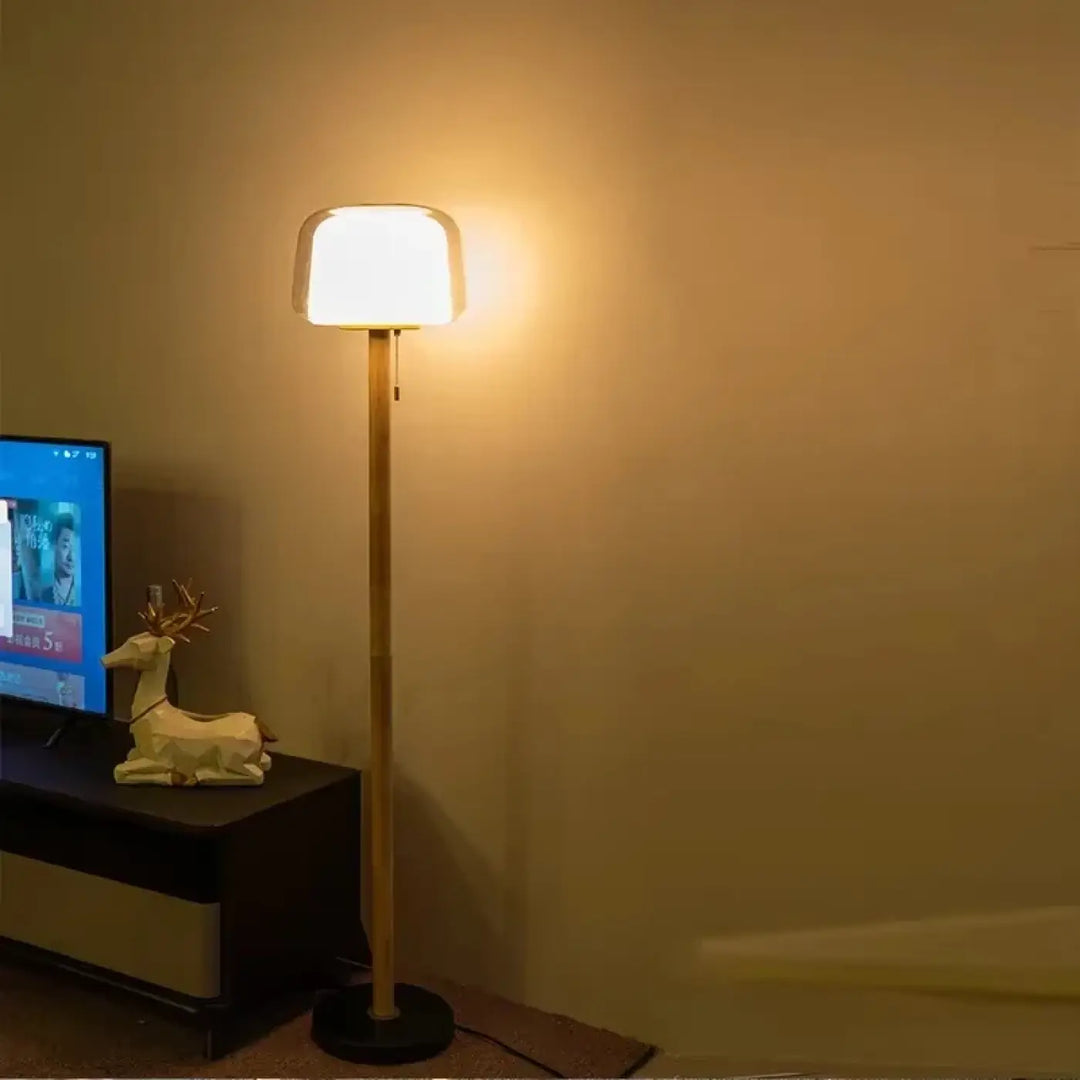 Lampadaire en verre transparent avec tige en bois naturel