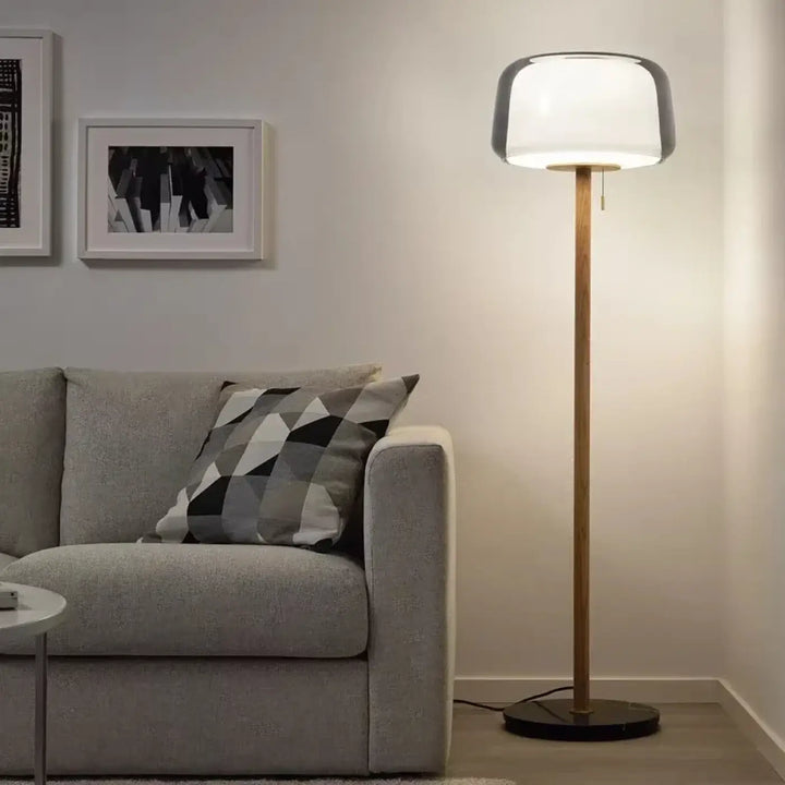 Lampadaire en verre transparent avec tige en bois naturel