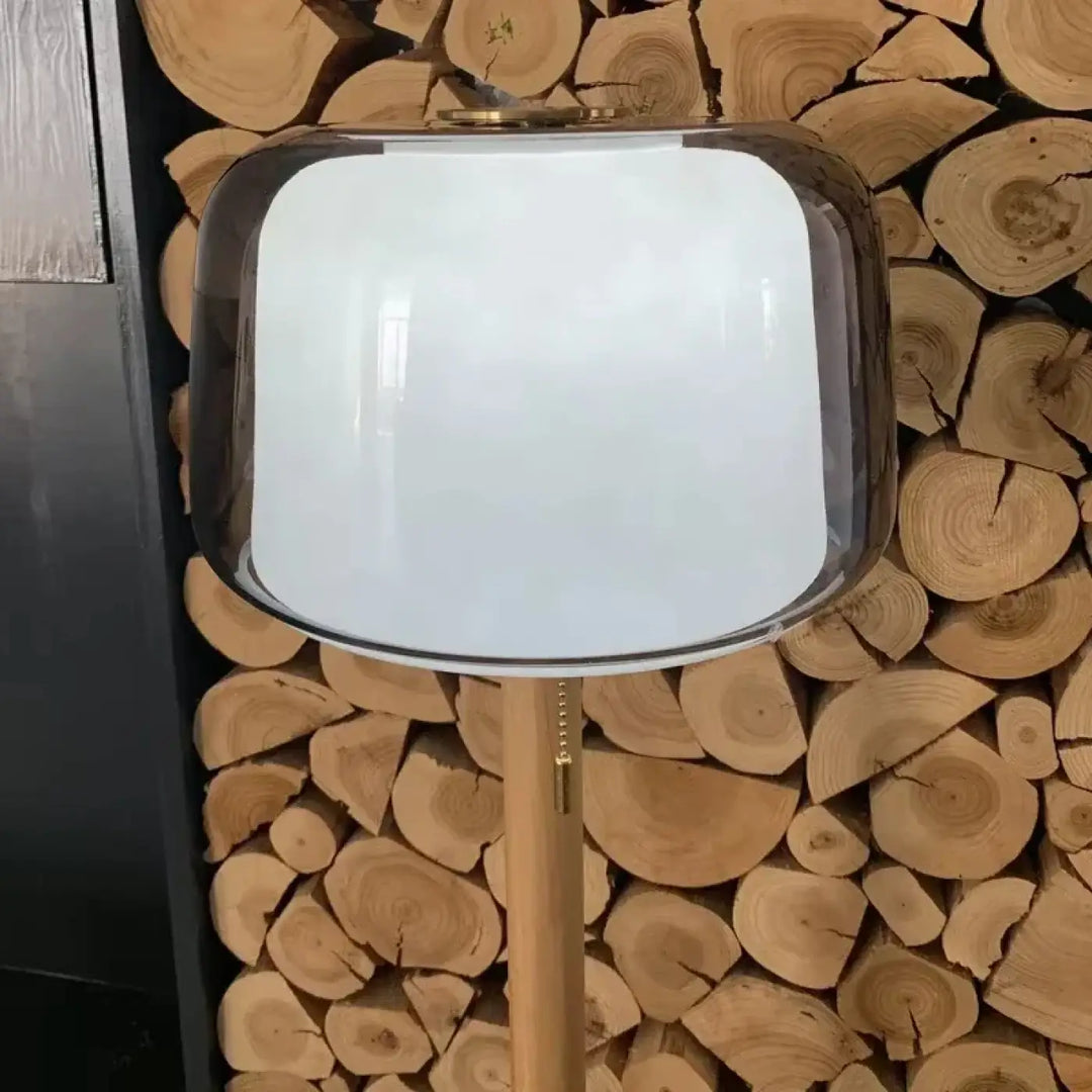 Lampadaire en verre transparent avec tige en bois naturel
