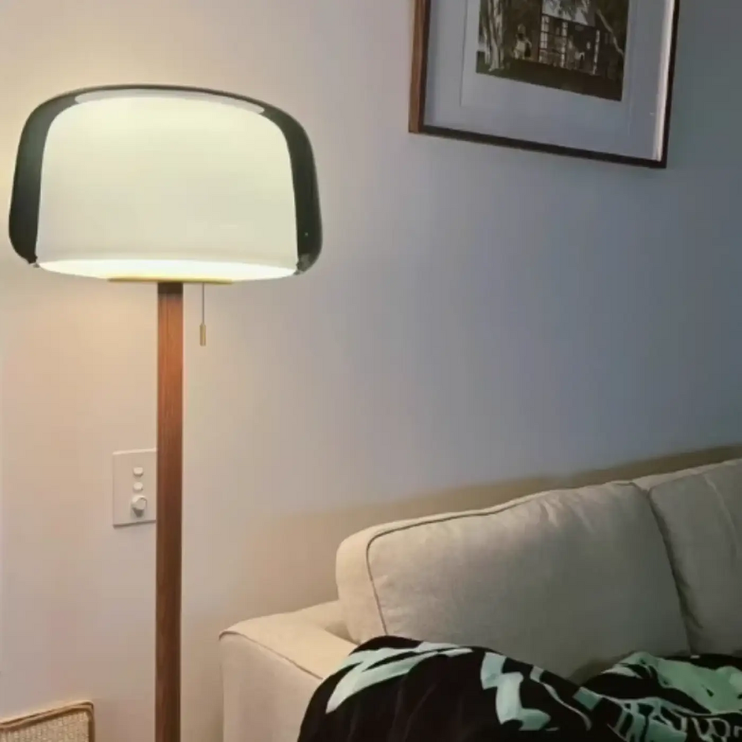 Lampadaire en verre transparent avec tige en bois naturel