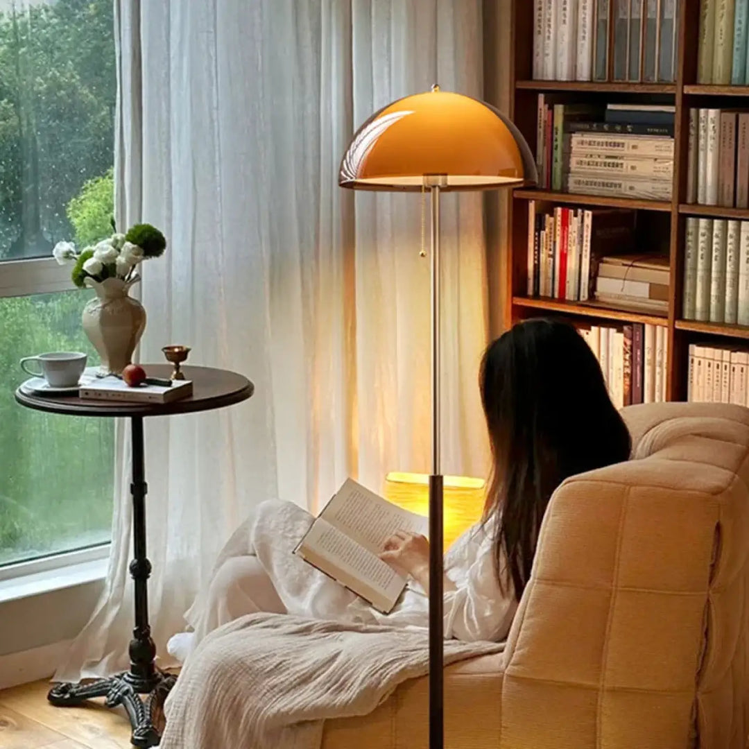 Lampadaire vintage chic amanis avec dôme ambré chaud et pied métallique élégant couleur orange vintage chic