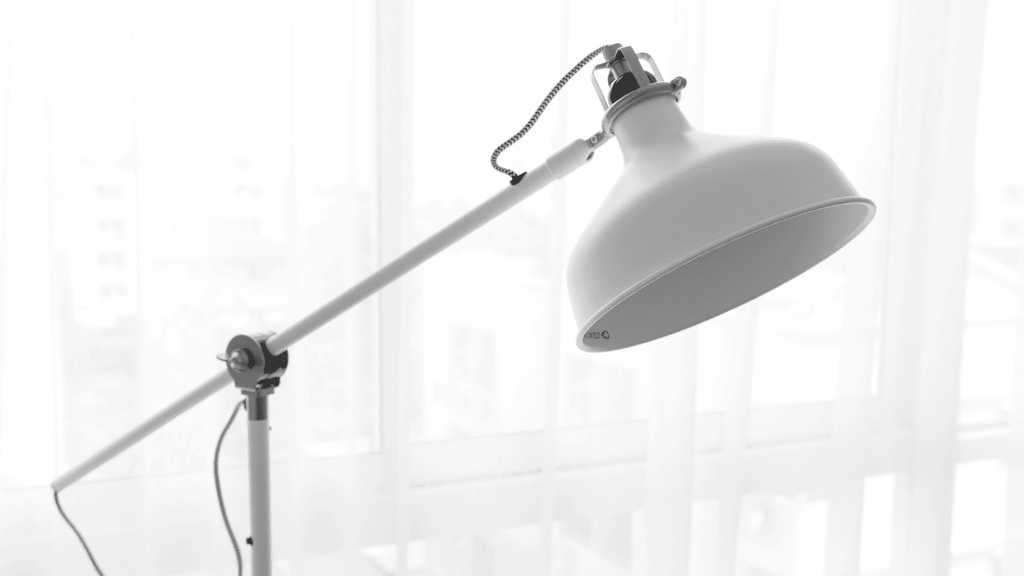1. ¿Cuáles son las ventajas de las lámparas de pie de metal blanco para la decoración de interiores?