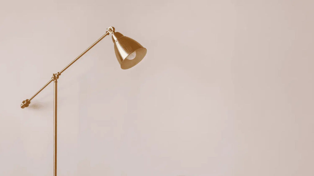 Apportez une touche de luxe avec un lampadaire doré