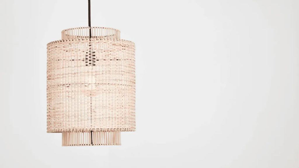 1. Quels sont les avantages d'un lampadaire en rotin blanc avec pieds en rotin comme le modèle Jonah ?